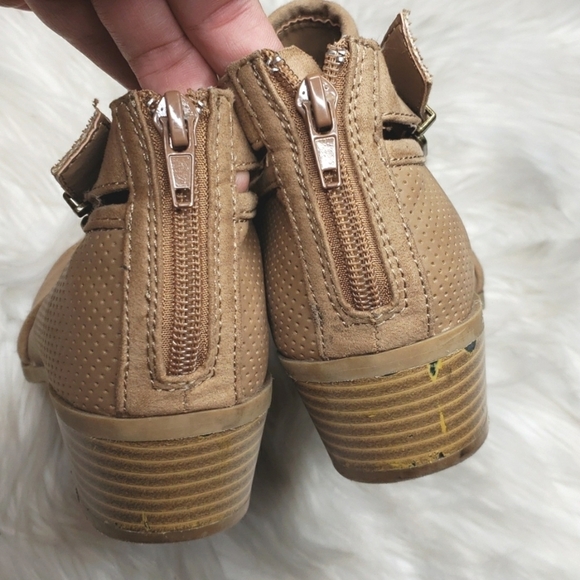Express Tan perforated booties 6 - Picture 5 of 8